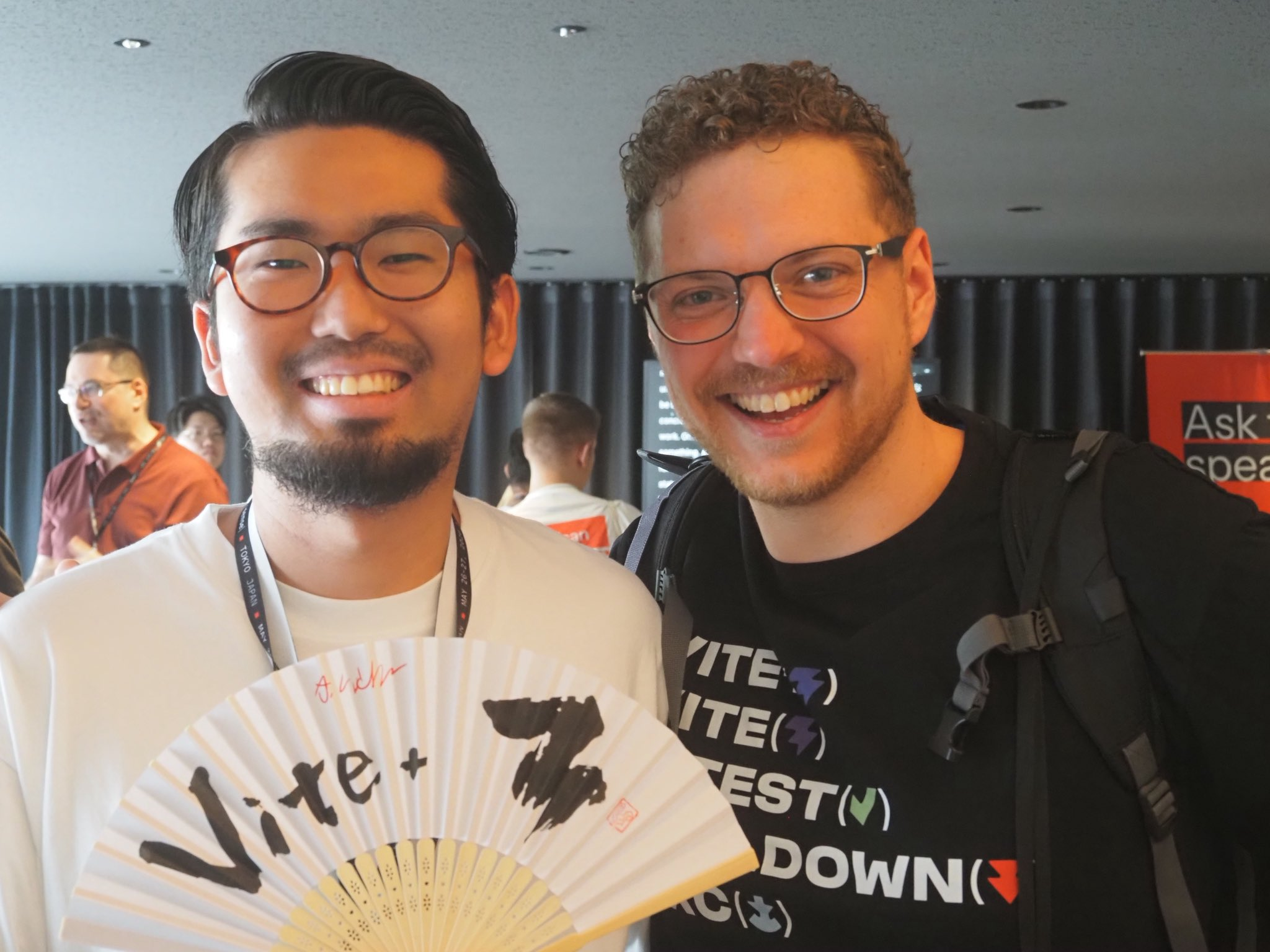 TSKaigi 会場で「Vite+」と書かれた扇子を持つぶりおと VoidZero メンバーのツーショット